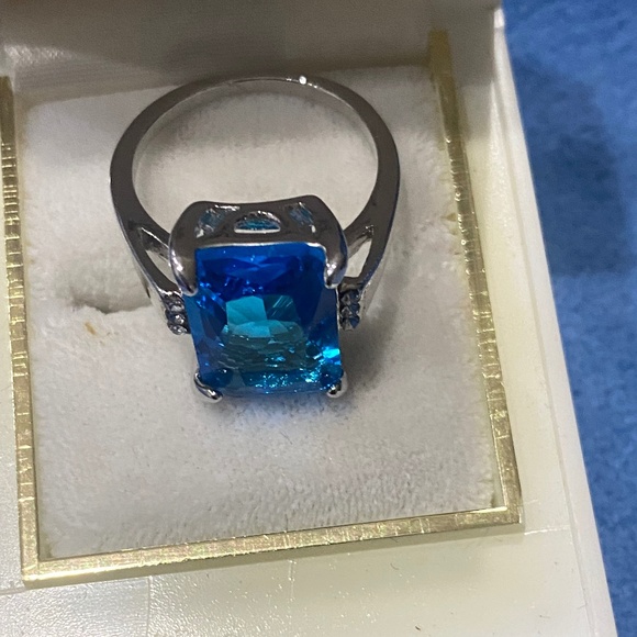 New, Fashion Jewelry, beautiful blue stone ring. Size 8 - Picture 3 of 4